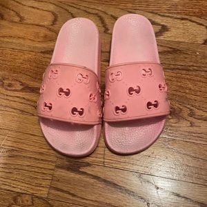 Girls pink rubber Gucci slides